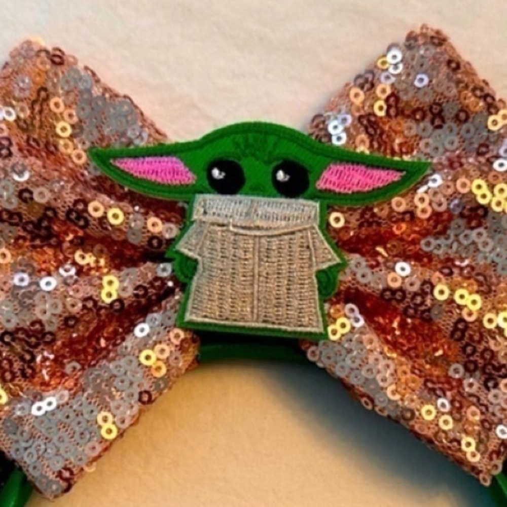 Star Wars Baby Yoda Disney Mouse Sequined Ears *Rare* - Picture 2 of 3